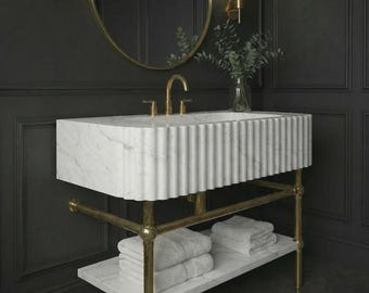 Lavabo de mármol de Carrara estriado, tocador con consola de latón, decoración de baño de lujo