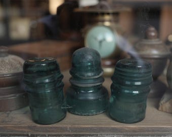 Zestaw 3 zabytkowych szklanych izolatorów | Kolekcjonerskie artykuły Aqua Telegraph Line |