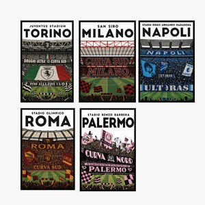 Könnte beinhalten: Fünf gerahmte Kunstdrucke mit Szenen italienischer Fußballstadien. Jeder Druck zeigt einen Stadionnamen und eine Stadt, wie "Torino" und "Milano", mit lebendigen Illustrationen von Menschenmengen und Teamflaggen. Die Drucke sind in schwarzen Rahmen.