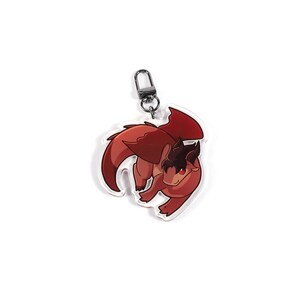 K&ouml;nnte beinhalten: Ein klarer Acryl-Schl&uuml;sselanh&auml;nger mit einem Cartoon-Drachen in Rot- und Braunt&ouml;nen. Der Drache hat einen roten Fl&uuml;gel und ist an einem silberfarbenen Verschluss befestigt. Der Schl&uuml;sselanh&auml;nger befindet sich auf wei&szlig;em Hintergrund.