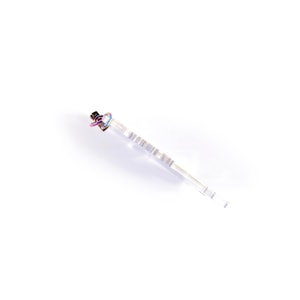 K&ouml;nnte beinhalten: Eine transparente Pipette mit einem dekorativen, mehrfarbigen Aufsatz. Die Pipette ist diagonal vor einem wei&szlig;en Hintergrund positioniert, um ihr Design hervorzuheben. Der Aufsatz hat eine Mischung aus Farben.