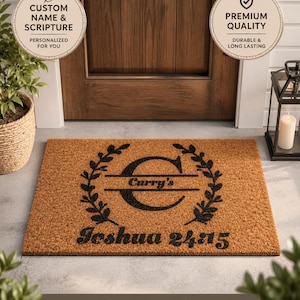 Puede incluir: Felpudo rectangular de fibra de coco marrón. Presenta un monograma negro con el nombre "Curry's" y la inscripción "Joshua 24:15". La alfombra es resistente a la intemperie y duradera.