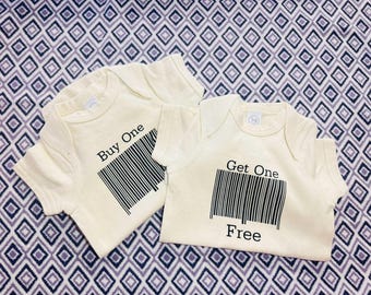 ¡Compra uno y llévate otro gratis! ¡Bodys de bebé con código de barras a juego!