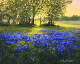 Può includere: Un dipinto che rappresenta un campo di fiori selvatici blu con una fila di alberi sullo sfondo. Il sole sta tramontando, proiettando un bagliore caldo sulla scena. Il dipinto è firmato "J.C. Burleson 2011".