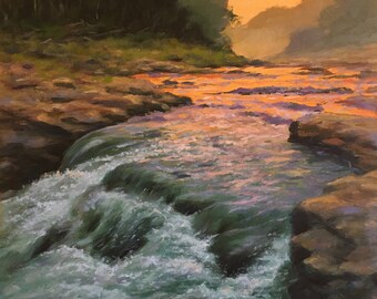 Può includere: Un dipinto di un fiume che scorre attraverso una foresta al tramonto. L'acqua è di un colore turchese vibrante e il cielo è di un arancione caldo. Gli alberi sono in silhouette contro il cielo.