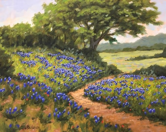 Può includere: Un dipinto che rappresenta un sentiero di terra che si snoda attraverso un campo di fiori blu di lupino. Il sentiero conduce a un prato verde con una vista lontana di alberi e colline. Il dipinto è realizzato in uno stile realistico con una tavolozza di colori morbidi e tenui.