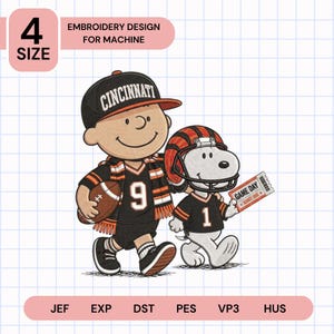 Könnte beinhalten: Maschinenstickdesign mit einer Zeichentrickfigur, die eine schwarze Cincinnati-Kappe und ein Trikot mit der Nummer 9 trägt und einen Football hält, neben einem weißen Hund mit gestreiftem Helm und Trikot mit der Nummer 1, der ein Game Day-Ticket hält.