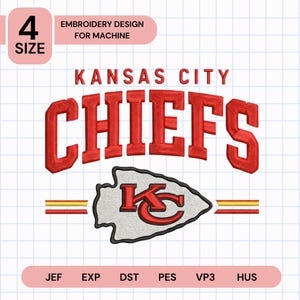 Puede incluir: Un diseño de bordado para máquina con el texto KANSAS CITY CHIEFS en letras rojas, un logotipo de punta de flecha blanca con un monograma KC rojo y líneas horizontales rojas y amarillas. Incluye 4 SIZE y formatos de archivo JEF, EXP, DST, PES, VP3, HUS.