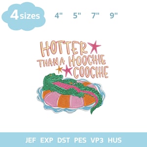 Puede incluir: Diseño bordado con un caimán verde sobre una boya rosa y naranja. El texto "HOTTER THAN A HOOCHIE COOCHIE" está encima del caimán. Disponible en 4 tamaños: 10 cm, 13 cm, 18 cm y 23 cm.