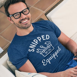 Camisa de vasectomia cortada, mas ainda equipada