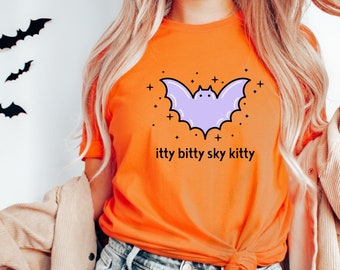 Comfort Colors® Itty Bitty Sky Kitty Fledermaus Shirt, kostenloser Versand, Spooky Season, Kawaii Halloween, Pastell Halloween, gruselig süßes Witchy Shirt