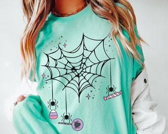 Comfort Colors® Spinnen und Süßigkeiten Shirt, Girly Halloween, Pastel Goth, Kawaii Halloween T-Shirt, Gruselig Süß, Gruselige Saison, Pastel Halloween