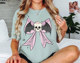 Koszulka Comfort Colors® Spooky Sweet Bow, dziewczęca na Halloween, przerażająco słodka koszulka, pastelowy gotyk, kawaii Halloween, różowa koszulka Coquette, darmowa wysyłka