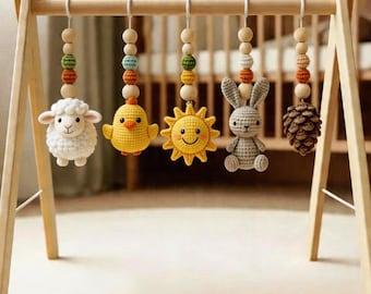 Gimnasio de juegos de madera para bebés con animales de ganchillo / Centro de actividades Montessori, decoración infantil con temática de la selva.