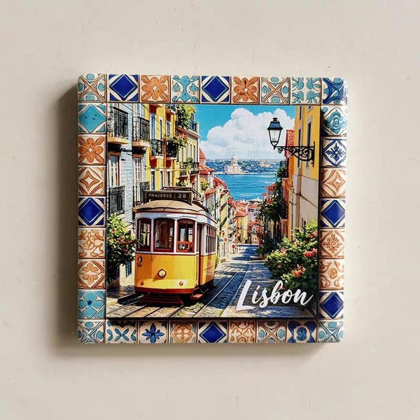 Ímã de geladeira de cerâmica com a Praça do Bonde de Lisboa, Portugal. Lembrança de viagem europeia com borda de azulejos.