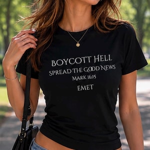 Könnte beinhalten: Ein schwarzes Kurzarm-T-Shirt mit weißem Textaufdruck: BOYCOTT HELL, SPREAD THE GOOD NEWS, MARK 16:15 und EMET. Das Shirt hat einen Rundhalsausschnitt und eine normale Passform, gefertigt aus einfarbigem schwarzem Stoff mit klarer weißer Schrift.