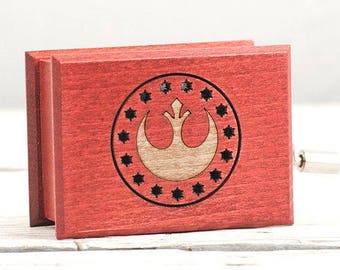 Couverture de la bande originale de Star Wars et boîte à musique en bois inspirée de la main - The Force Theme - papert strip boîte à musique à commande manuelle