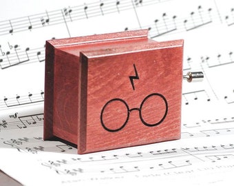 Cadeaux fantaisie boîte à musique lunettes et cicatrices rouge fait à la main boîte à musique en bois à la main