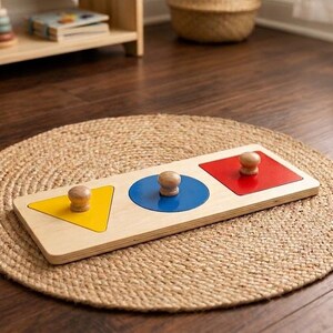 Rompecabezas Montessori de madera para clasificar formas y emparejar colores con perillas.