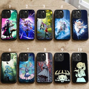 Puede incluir: Una colección de diez fundas para teléfono, cada una con ilustraciones únicas de estilo anime. Los diseños muestran varios personajes en colores vibrantes, sobre fondos detallados. Las fundas son negras y están diseñadas para un smartphone.