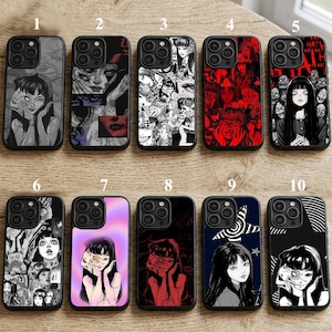 Peut inclure: Une collection de dix coques de téléphone avec diverses illustrations de style manga. Les coques ont des bordures noires et présentent des images en niveaux de gris, rouge et noir, représentant différents personnages et motifs artistiques.