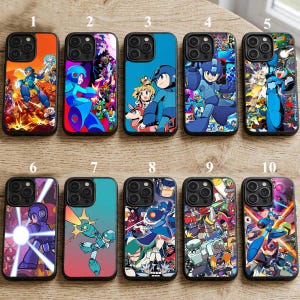 Pode incluir: Uma coleção de dez capas de telemóvel com ilustrações vibrantes da série de videojogos Mega Man. Cada capa apresenta um design diferente, com personagens e cenas de ação em cores arrojadas. As capas são pretas com um acabamento brilhante.