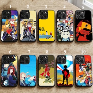 以下が含まれることがあります： アニメスタイルのカラフルなグラフィックが特徴の10個の携帯電話ケースのコレクション。各ケースは、楽器を演奏するキャラクター、テキストを含むシーン、鮮やかなカラースキームなど、ユニークなデザインが特徴です。ケースは特定の電話モデル用に設計されています。