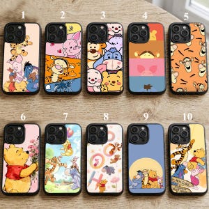 Op de afbeelding: Een verzameling van tien telefoonhoesjes met verschillende ontwerpen met Winnie de Poeh en vrienden. De hoesjes tonen verschillende kleurenschema's en personage-indelingen, waaronder Poeh, Knorretje, Tijger en Iejoor.