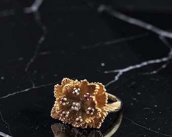 Anillo de cóctel de oro de 14 quilates con flor, rubí y diamantes, talla 8.25, firmado.