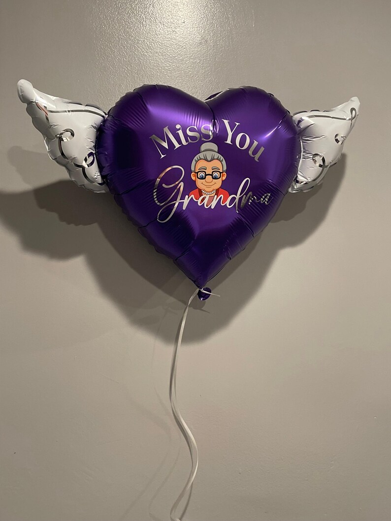 Globo conmemorativo "Te extraño, abuela" de 43 cm (17") con forma de corazón y alas de ángel para homenaje en la tumba. Incluye 2 globos. imagen 5
