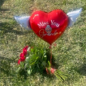 Globo conmemorativo "Te extraño, abuela" de 43 cm (17") con forma de corazón y alas de ángel para homenaje en la tumba. Incluye 2 globos. imagen 8