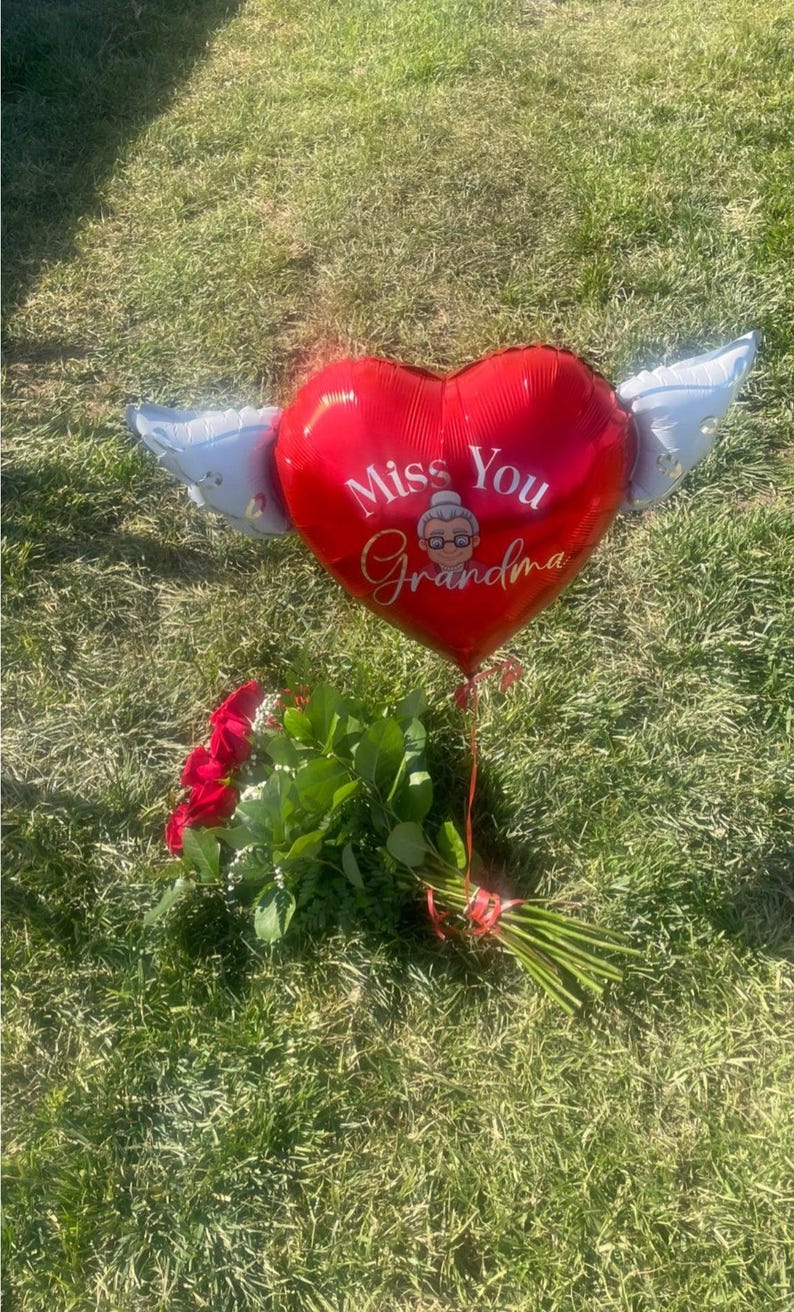 Globo conmemorativo "Te extraño, abuela" de 43 cm (17") con forma de corazón y alas de ángel para homenaje en la tumba. Incluye 2 globos. imagen 8