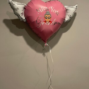 Globo conmemorativo "Te extraño, abuela" de 43 cm (17") con forma de corazón y alas de ángel para homenaje en la tumba. Incluye 2 globos. imagen 4