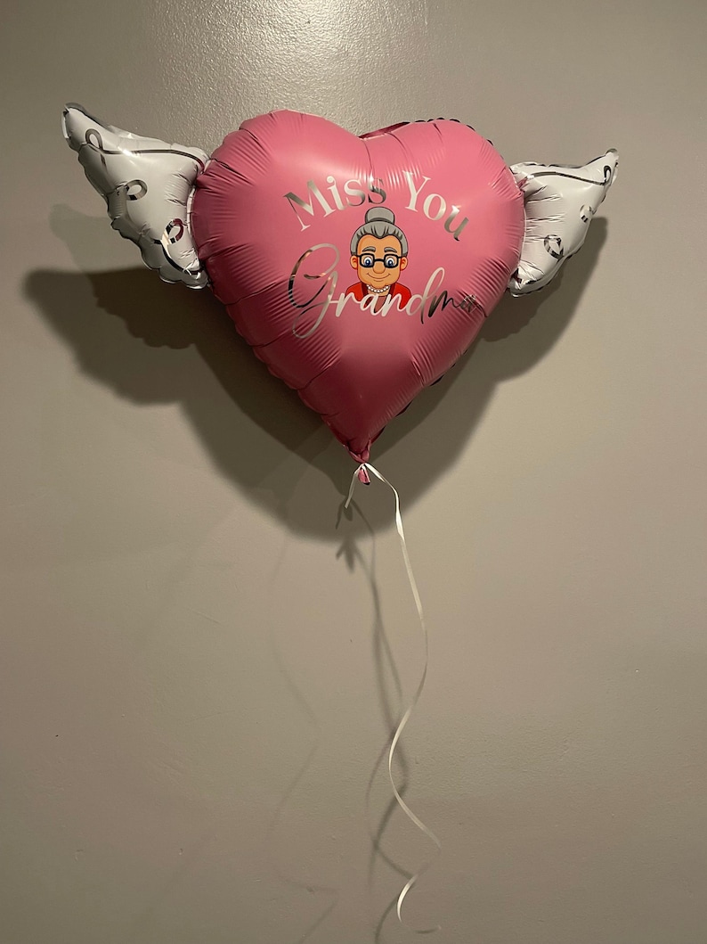 Globo conmemorativo "Te extraño, abuela" de 43 cm (17") con forma de corazón y alas de ángel para homenaje en la tumba. Incluye 2 globos. imagen 4