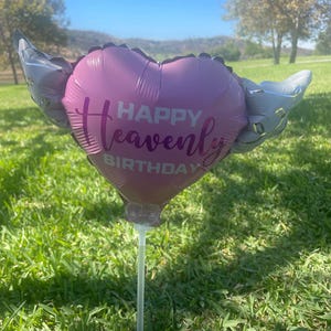 Ensemble de ballons commémoratifs Happy Heavenly Birthday – Ballons roses de 17 et 20 pouces sur un bâton avec des ailes d'ange image 2
