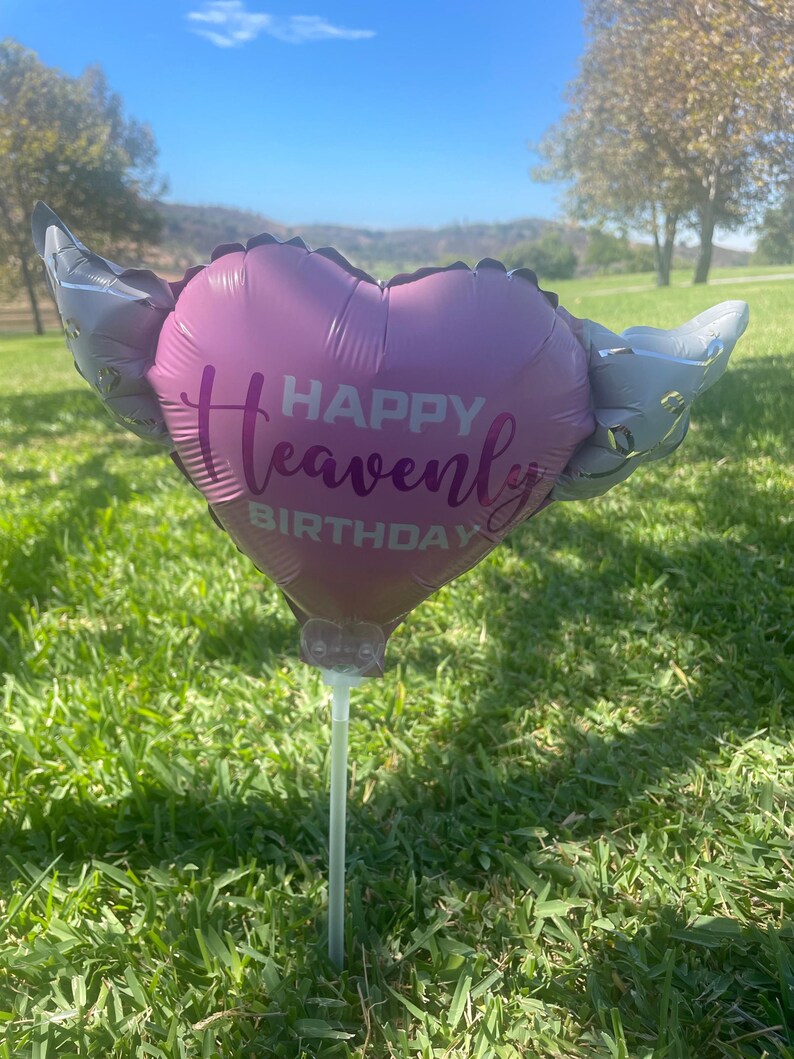 Ensemble de ballons commémoratifs Happy Heavenly Birthday – Ballons roses de 17 et 20 pouces sur un bâton avec des ailes d'ange image 2