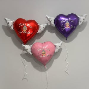 Globo conmemorativo "Te extraño, abuela" de 43 cm (17") con forma de corazón y alas de ángel para homenaje en la tumba. Incluye 2 globos. imagen 1