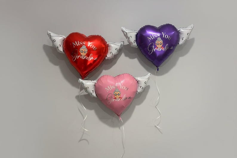 Globo conmemorativo "Te extraño, abuela" de 43 cm (17") con forma de corazón y alas de ángel para homenaje en la tumba. Incluye 2 globos. imagen 1