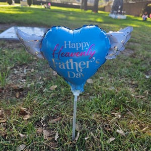 Happy Heavenly Father's Day Memorial Balloon on a Stick – 8" Heart Shaped with Angel Wings Graveside Tribute – 2 Balloons, 2 Sticks & 2 Clip bild 3