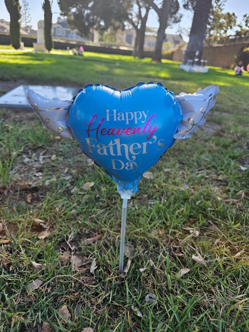 Happy Heavenly Father's Day Memorial Balloon on a Stick – 8" Heart Shaped with Angel Wings Graveside Tribute – 2 Balloons, 2 Sticks & 2 Clip bild 3