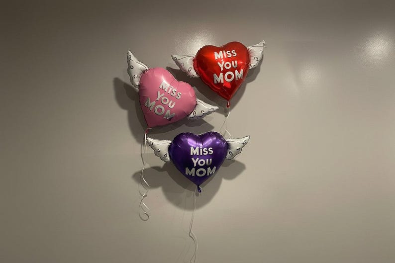 Globo conmemorativo "Te extraño mamá" de 43 cm (17") – Corazón con alas de ángel – 2 globos incluidos imagen 1