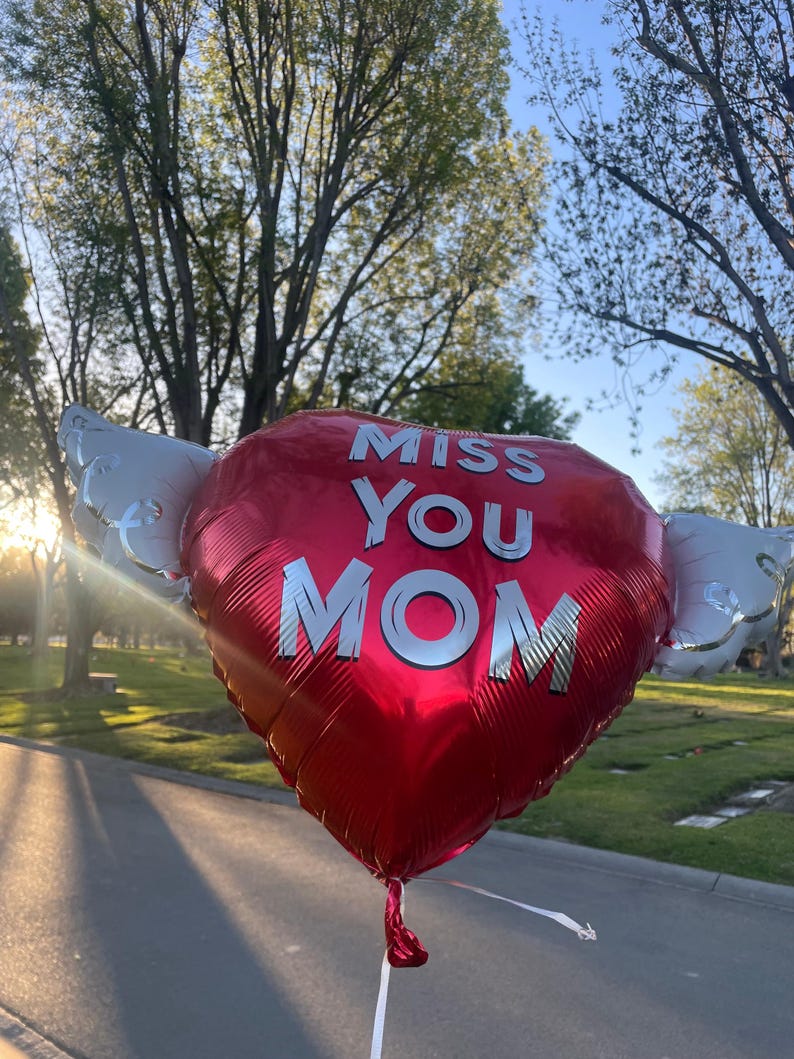 Globo conmemorativo "Te extraño mamá" de 43 cm (17") – Corazón con alas de ángel – 2 globos incluidos imagen 10