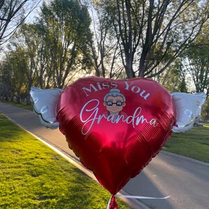 Globo conmemorativo "Te extraño, abuela" de 43 cm (17") con forma de corazón y alas de ángel para homenaje en la tumba. Incluye 2 globos. imagen 7