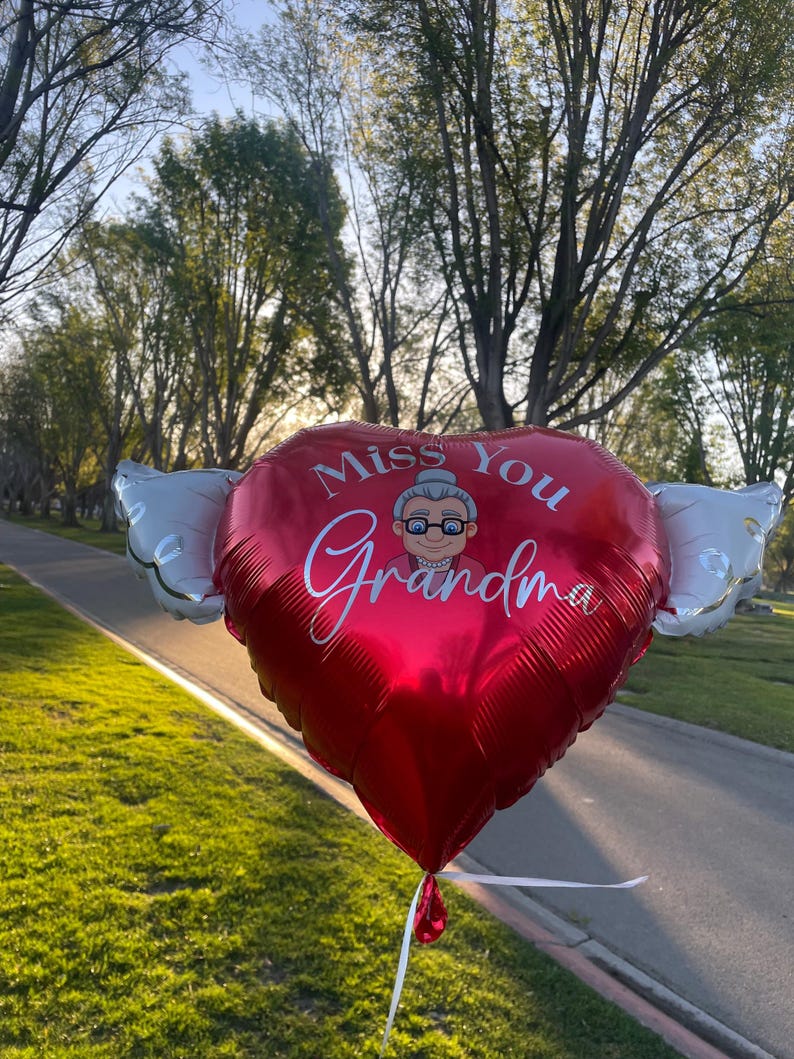 Globo conmemorativo "Te extraño, abuela" de 43 cm (17") con forma de corazón y alas de ángel para homenaje en la tumba. Incluye 2 globos. imagen 7