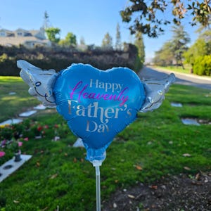 Happy Heavenly Father's Day Memorial Balloon on a Stick – 8" Heart Shaped with Angel Wings Graveside Tribute – 2 Balloons, 2 Sticks & 2 Clip bild 5