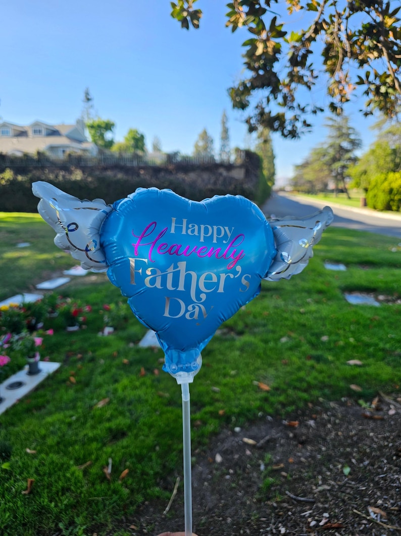 Happy Heavenly Father's Day Memorial Balloon on a Stick – 8" Heart Shaped with Angel Wings Graveside Tribute – 2 Balloons, 2 Sticks & 2 Clip bild 5