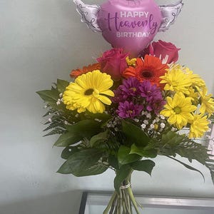 Ensemble de ballons commémoratifs Happy Heavenly Birthday – Ballons roses de 17 et 20 pouces sur un bâton avec des ailes d'ange image 4