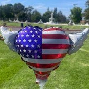 Globo con forma de corazón y bandera de EE. UU. en un palo – Globo patriótico de 8 pulgadas con alas de ángel para celebraciones / 2 globos, 2 palos y 2 clips imagen 3