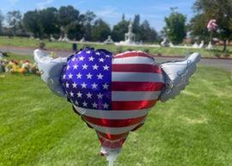 Globo con forma de corazón y bandera de EE. UU. en un palo – Globo patriótico de 8 pulgadas con alas de ángel para celebraciones / 2 globos, 2 palos y 2 clips imagen 3