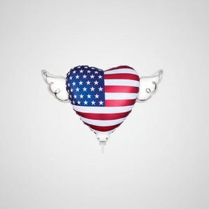 Globo con forma de corazón y bandera de EE. UU. en un palo – Globo patriótico de 8 pulgadas con alas de ángel para celebraciones / 2 globos, 2 palos y 2 clips imagen 2